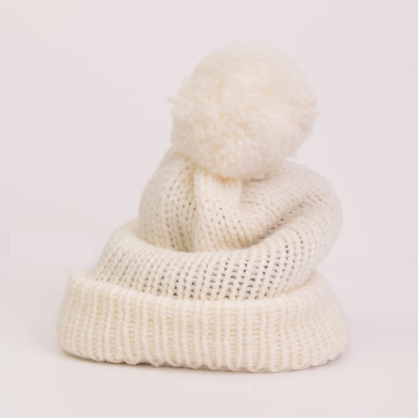 Bonnet doux, blanc avec pompon créé par Charlotte Tricote.