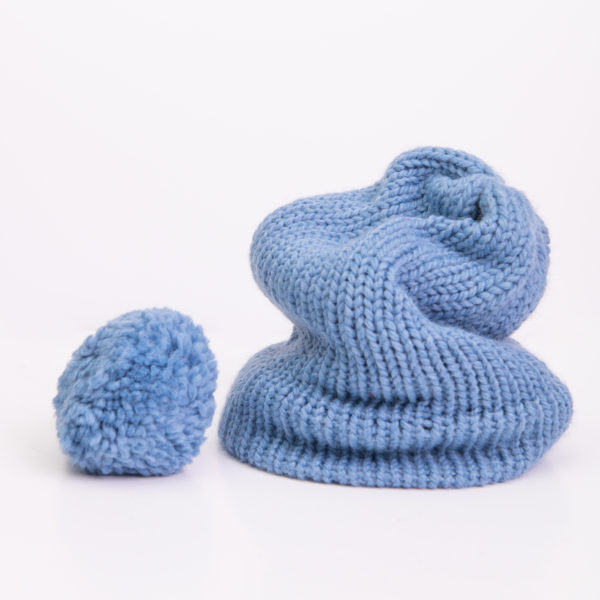 Bonnet unisexe bleu clair réalisé par Charlotte Tricote