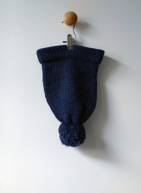 Bonnet unisexe bleu marine réalisé par Charlotte Tricote