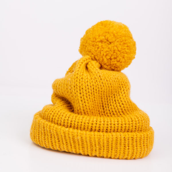 Bonnet jaune avec pompon, agréable à porter créé par Charlotte Tricote