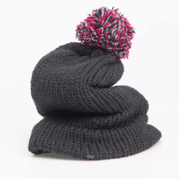 Bonnet adulte avec pompon noir, rouge et gris tricoté par Charlotte Tricote.