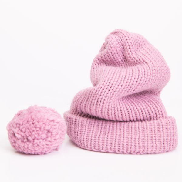 Bonnet doux, vieux-rose, avec ou sans pompon confectionné par Charlotte Tricote