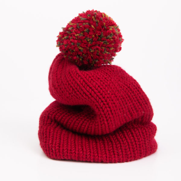 Bonnet adulte avec pompon rouge et vert crée par Charlotte Tricote.