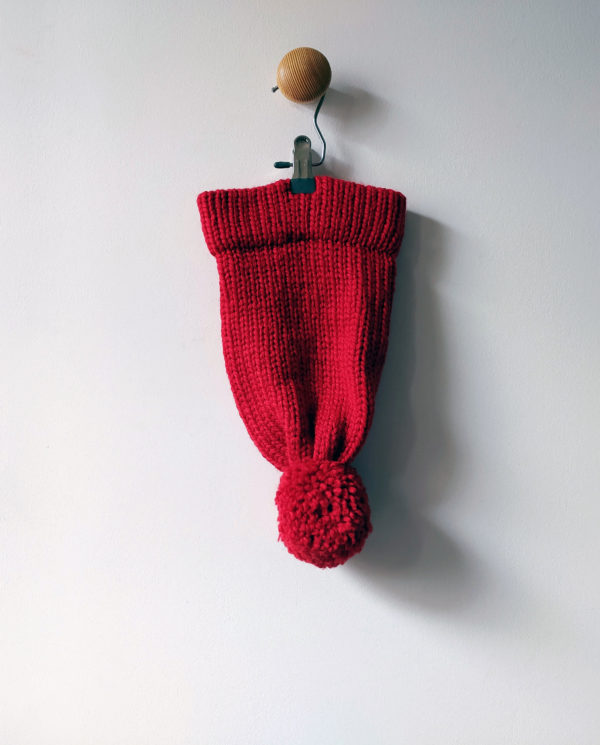 Bonnet uni rouge avec pompon confectionné par Charlotte Tricote