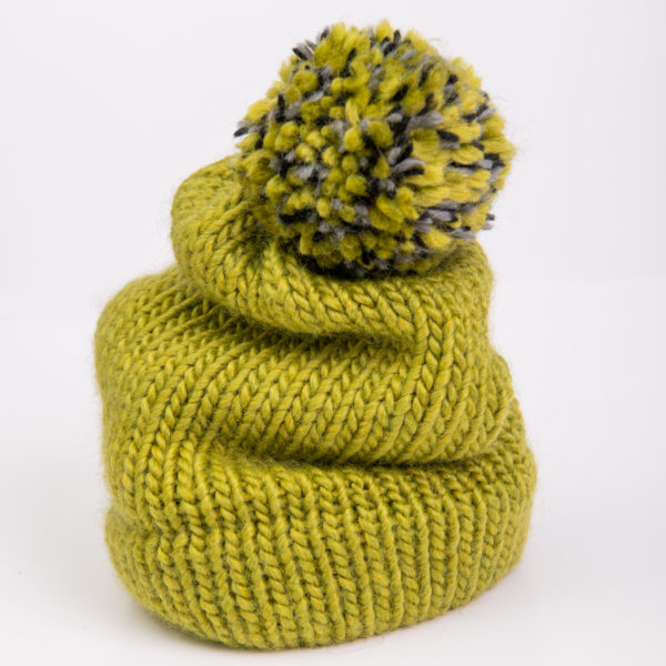Bonnet chaud avec pompon vert, gris et noir créé par Charlotte Tricote.