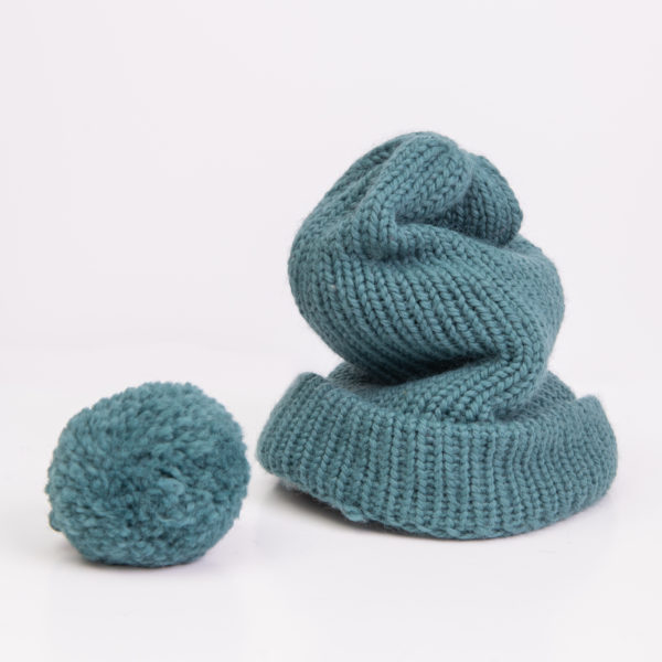 Bonnet tricoté avec une jolie couleur bleu-vert par Charlotte Tricote.