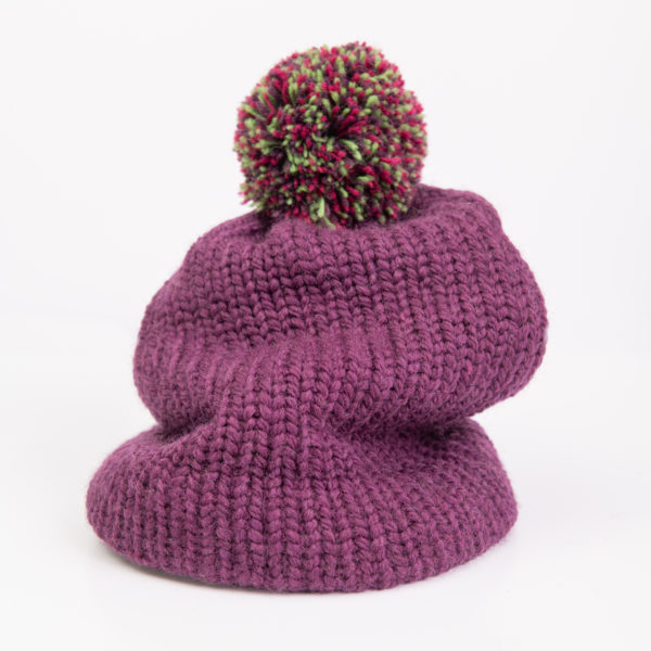 Bonnet femme avec pompon prune et vert créé par Charlotte Tricote.