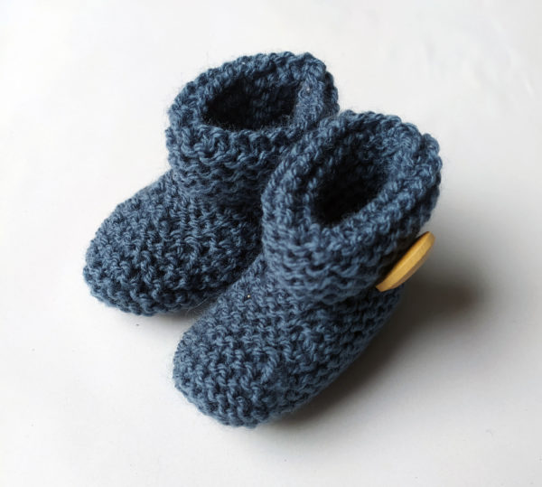 chaussons naissance tricotés à la main au point mousse par charlotte tricote.