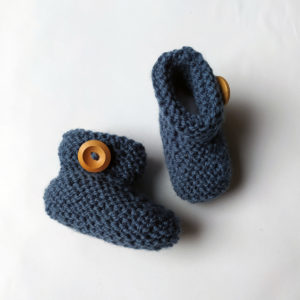 chaussons bleus en tricot pour bébé, souples et élastiques.
