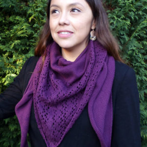 Châle violet de demi-saison en 100% coton tricoté avec un joli point dentelle par Charlotte Tricote. Achat en ligne sur mon site charlotte-tricote.fr