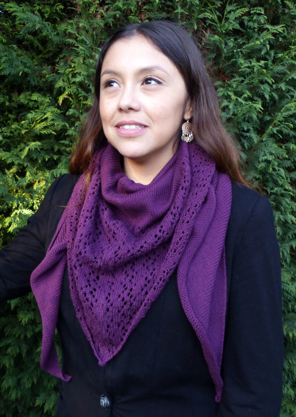 Châle violet de demi-saison en 100% coton tricoté avec un joli point dentelle par Charlotte Tricote. Achat en ligne sur mon site charlotte-tricote.fr