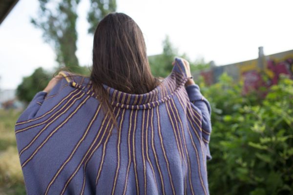 châle violet et jaune, poncho ouvert, très pratique et chaud. Apporte de l'originalité à une tenue. Achat en ligne sur mon site charlotte-tricote.fr