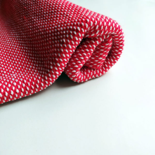 couverture rouge et blanche, douce, idée pour un cadeau naissance.
