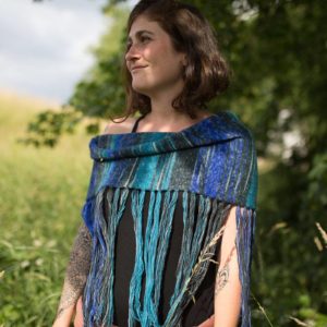 tour d'épaules tricoté avec un mélange de laine et franges.