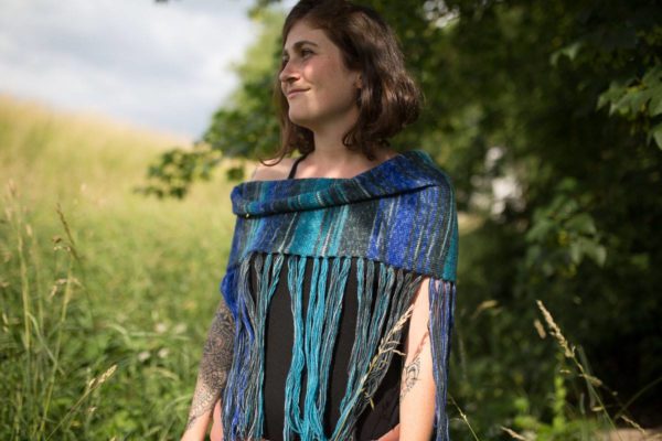 tour d'épaules tricoté avec un mélange de laine et franges.