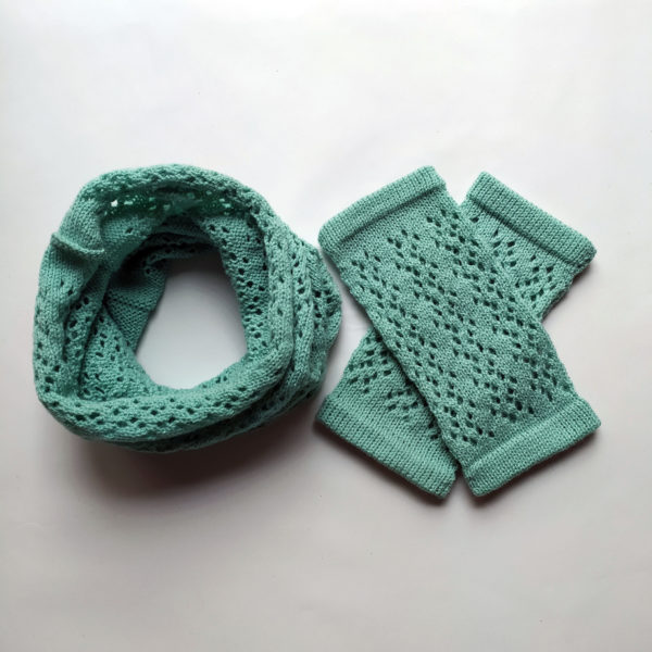 Ensemble snood et mitaines vert d'eau. Accessoires indispensables pour l'hiver.