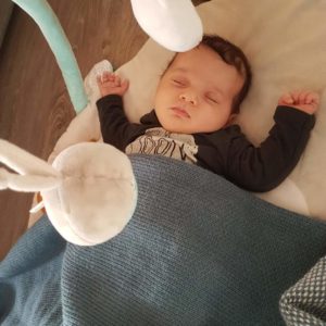 couverture bébé tricotée avec un mélange de laines. Tiens bien chaud.