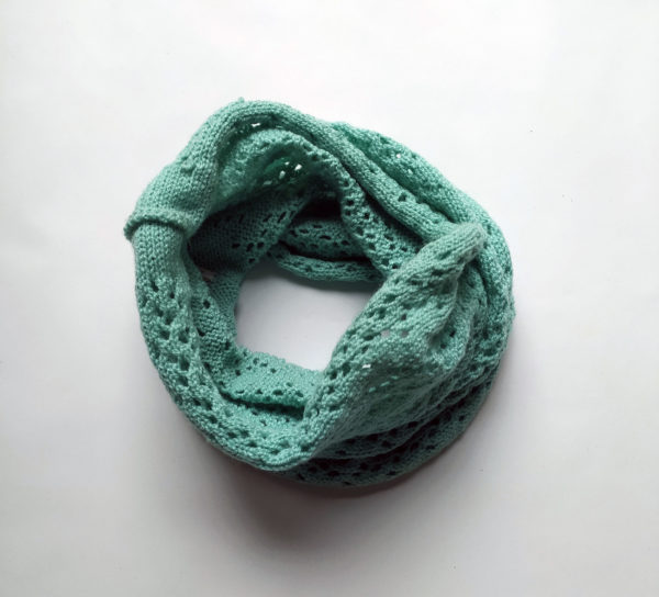 Snood réalisé par Charlotte Tricote, idéal pour l'hiver.