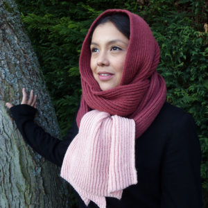 Longue écharpe bi-couleur rose tricotée par Charlotte Tricote. Grande, pratique, tiens bien chaud pour l'hiver.