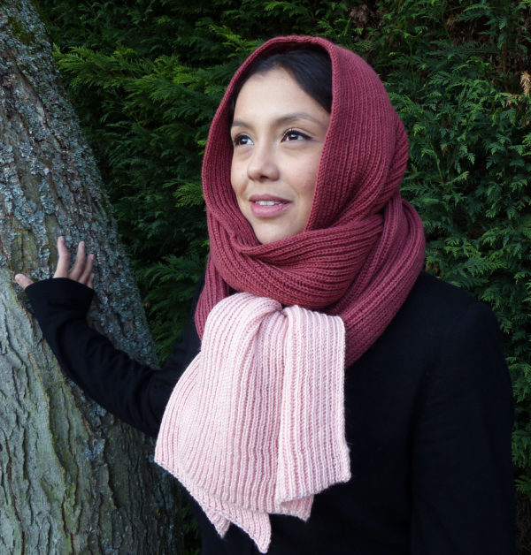 Longue écharpe bi-couleur rose tricotée par Charlotte Tricote. Grande, pratique, tiens bien chaud pour l'hiver.