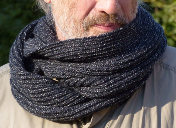 Snood double tricoté avec un mélange laine-polyamide, bien chaud.