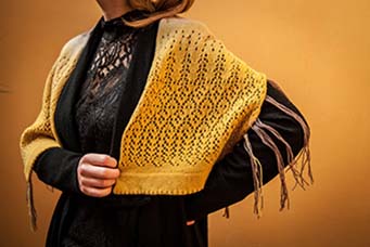 étole tricoté en 100% laine pour un concours. Teinture naturelle, dentelle, volume et motif original.
