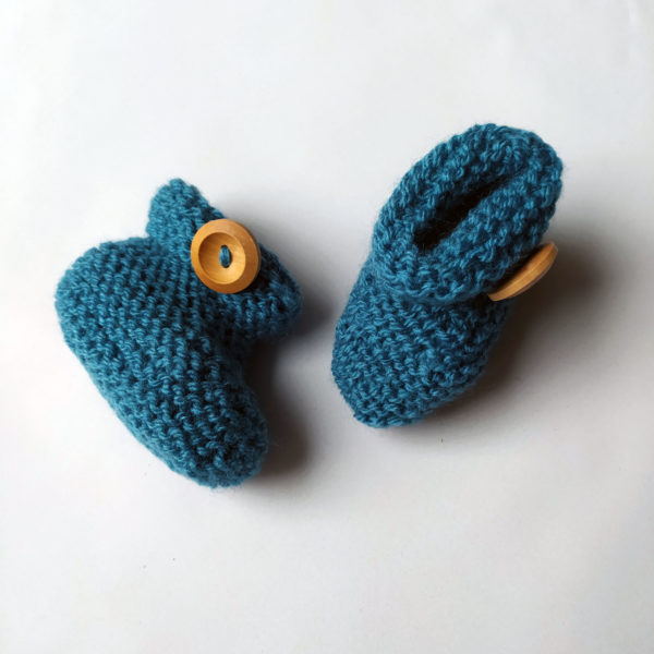 chaussons bébé bleus canard tricotés à la main. Idée de cadeau naissance, achat en ligne sur mon site charlotte-tricote.fr