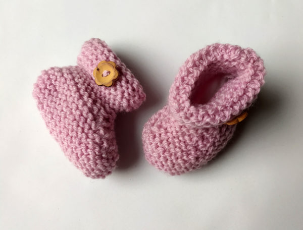 chaussons rose clair confortables pour les pieds de bébé. Tricotés en France.