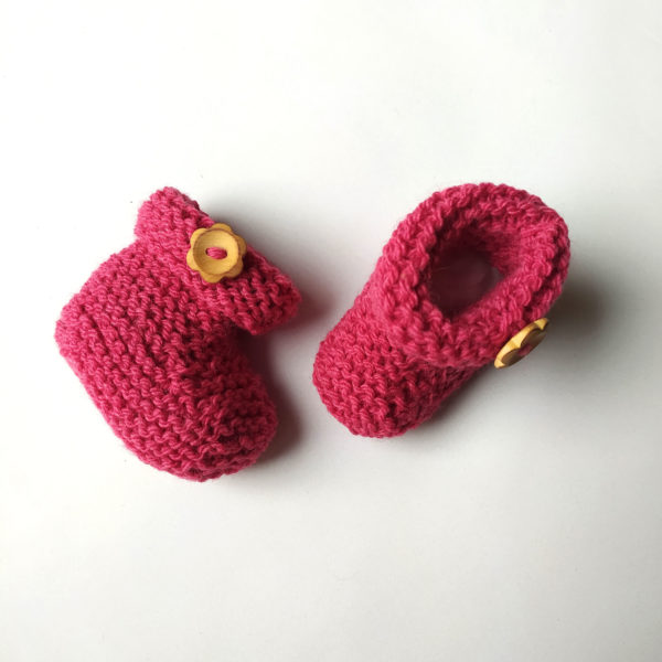 chaussons naissance rose 0 à 1 mois, tricotés au point mousse avec du fil bien chaud par charlotte tricote.
