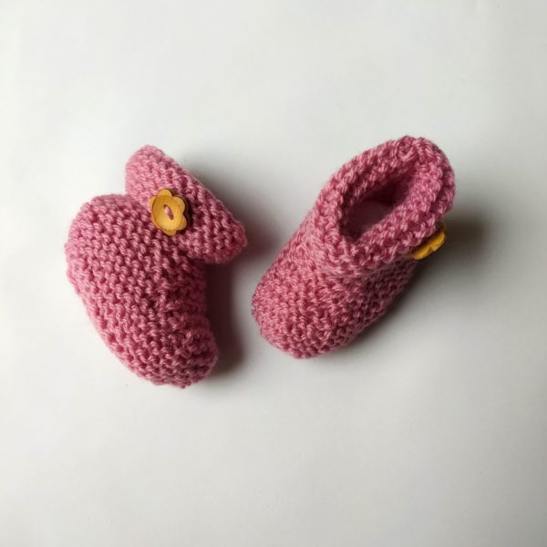 chaussons naissance vieux-rose triotés avec un mélange de laines dans les Hauts-de-France par charlotte tricote.