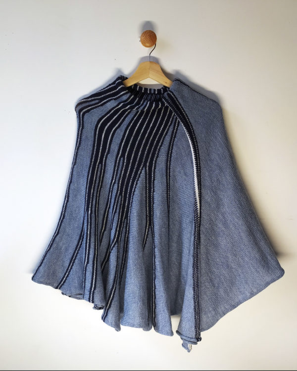 Châle femme, bleu, bleu marine et blanc confectionné par Charlotte Tricote.