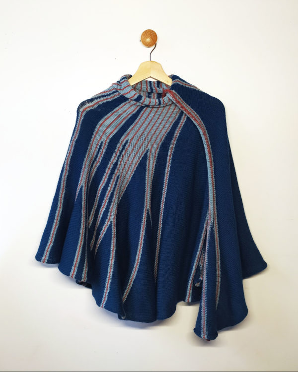 Châle bleu, bleu clair et rose, style cape conçu par Charlotte Tricote.