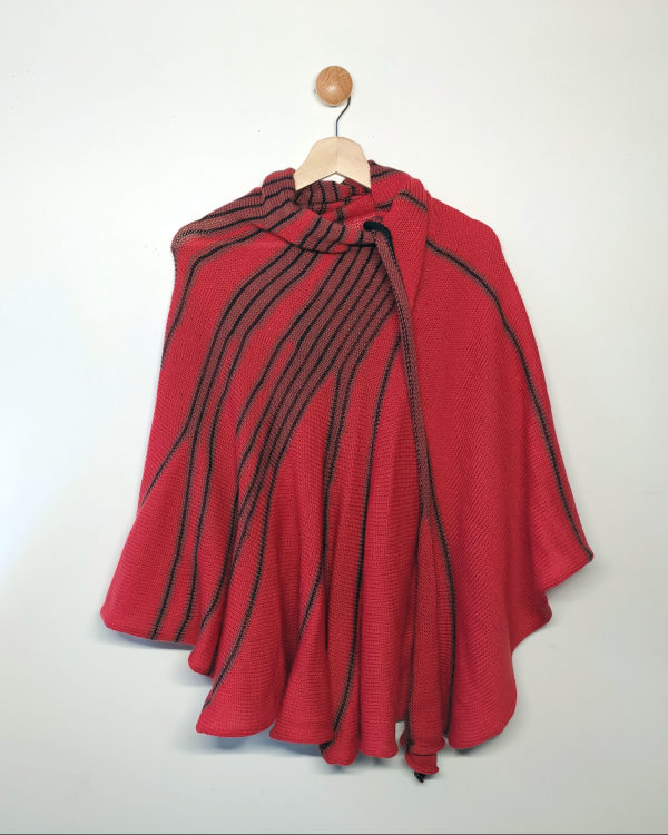 Châle tricoté avec de jolies couleurs corail, rose et gris par Charlotte Tricote.