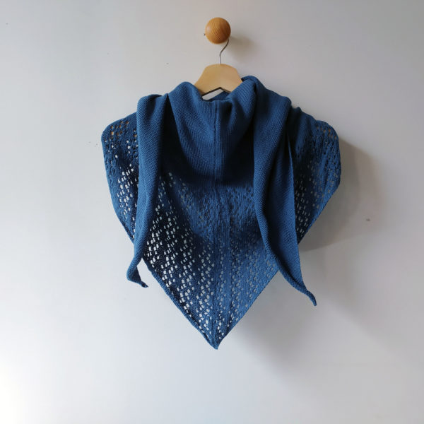 Châle de couleur uni, idéale pour l'été confectionné par Charlotte Tricote.