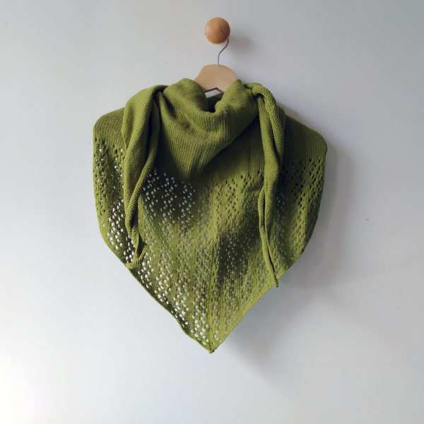 Châle de demi-saison en coton tricoté avec un joli point dentelle par Charlotte Tricote.