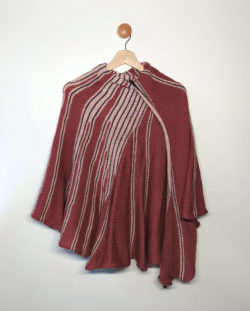 Châle tricoté avec un mélange de laines vieux-rose, rose et gris, chaud, idéal pour l'hiver, par Charlotte Tricote.