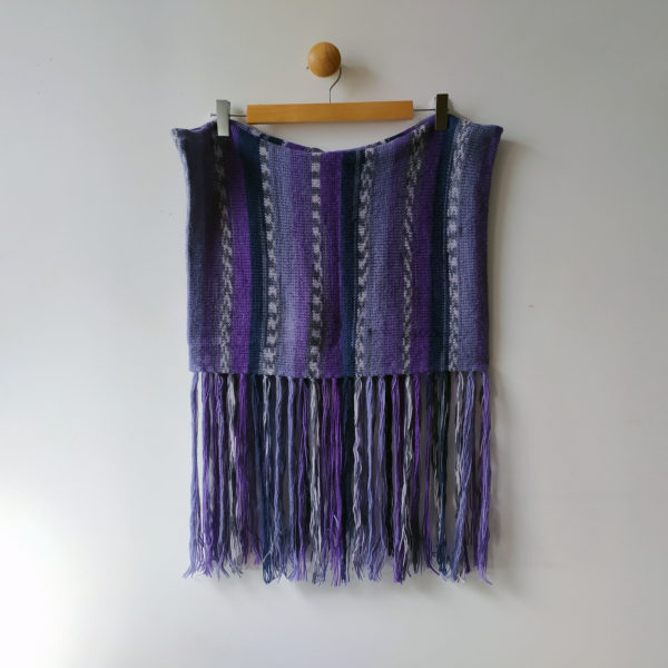Couvre-épaules tricoté avec des franges. Il apporte une trouche d'originalité à votre tenue, par Charlotte Tricote.