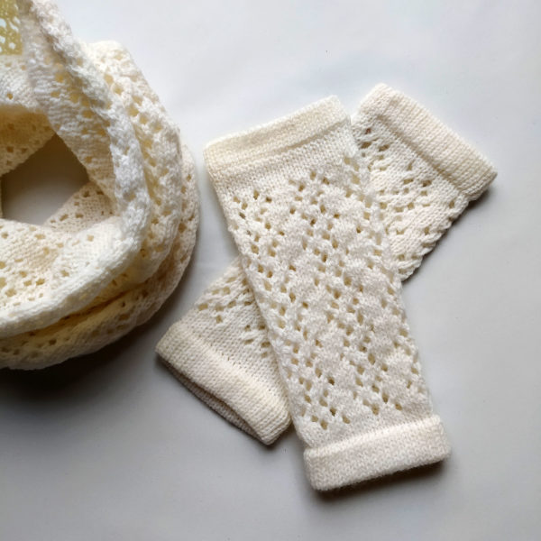 Mitaines tricotées avec un point ajouré en laine et polyamide par Charlotte Tricote.