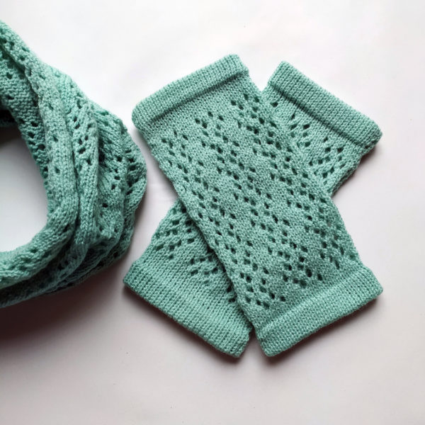 Mitaines crées par Charlotte Tricote avec un joli point dentelle et un rebord de chaque côté.