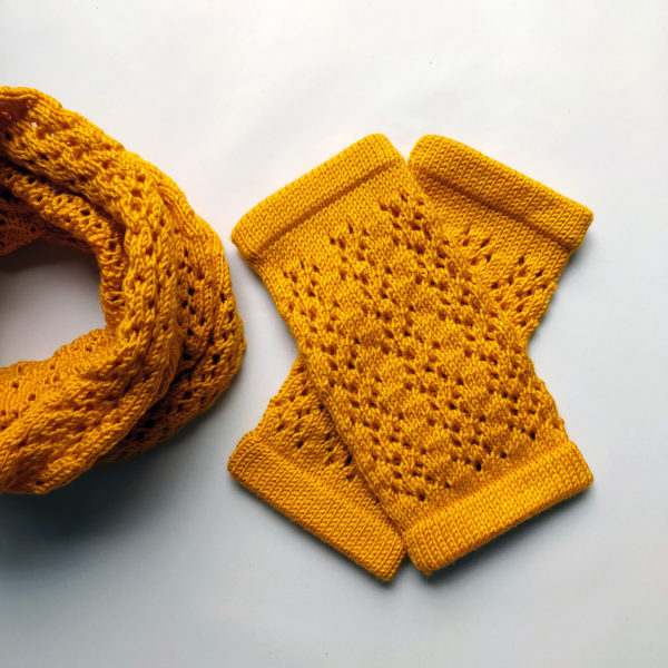 Mitaines tricotées avec de jolies couleurs par Charlotte Tricote.