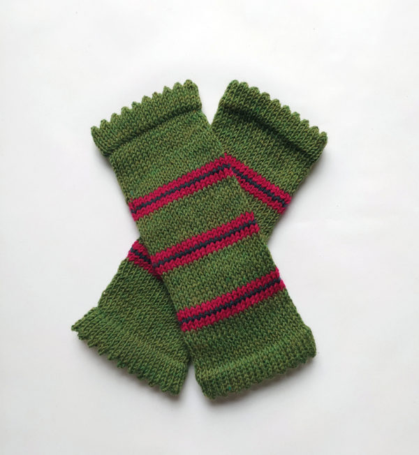 Mitaines Ginkgo tricotées avec des rayures par Charlotte Tricote.