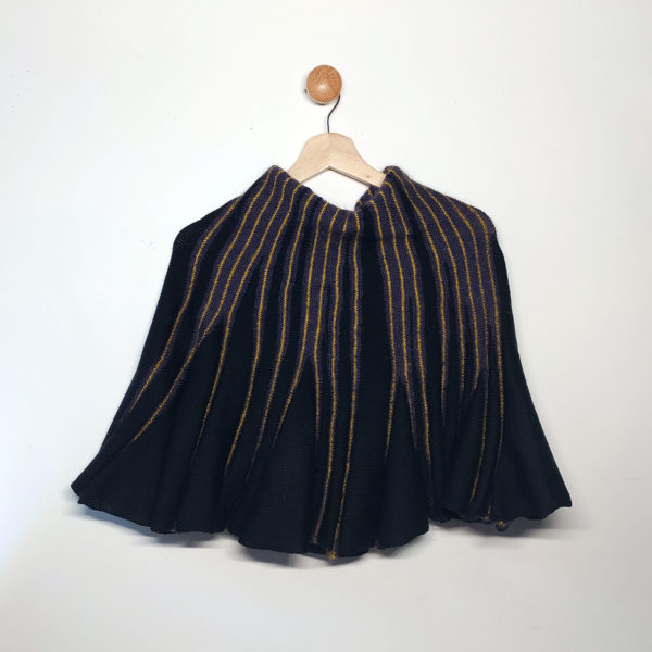Châle noir, violet et jaune style poncho crée par Charlotte Tricote.