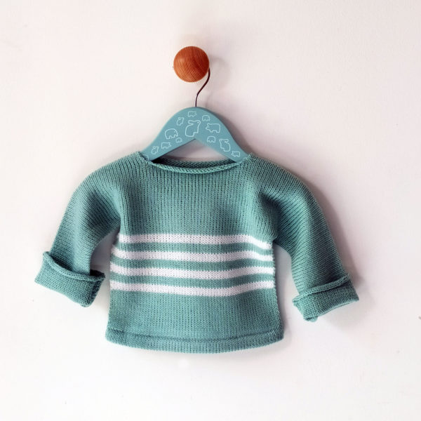 pull enfant 3 mois bleu-blanc réalisé avec de belles finitions, achat en ligne sur mon site charlotte tricote.fr