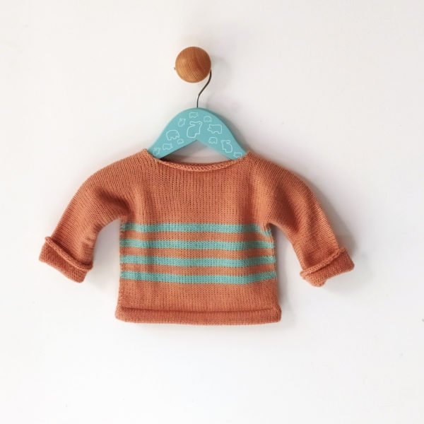 pull bébé saumon-bleu tricoté avec une maille toute douce, idée de cadeau naissance.