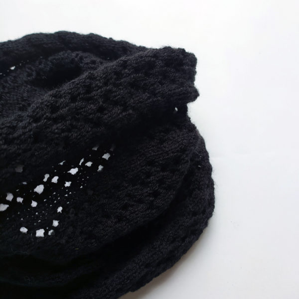 Tour de cou noir crée avec un mélange laine-polyamide par Charlotte Tricote.