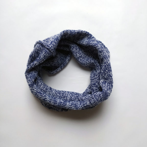snood simple tricoté en jersey avec un mélange de laines bleu chiné.