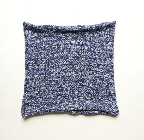 cache cou bleu chiné tricoté par Charlotte Tricote.