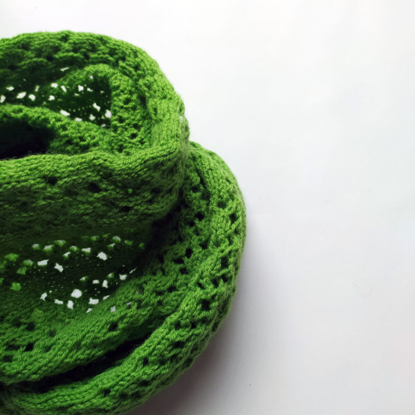 Snood tricoté avec un beau point dentelle par Charlotte Tricote.
