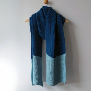 Longue écharpe bi-couleur tricotée par Charlotte Tricote. Grande, pratique, tiens bien chaud pour l'hiver.