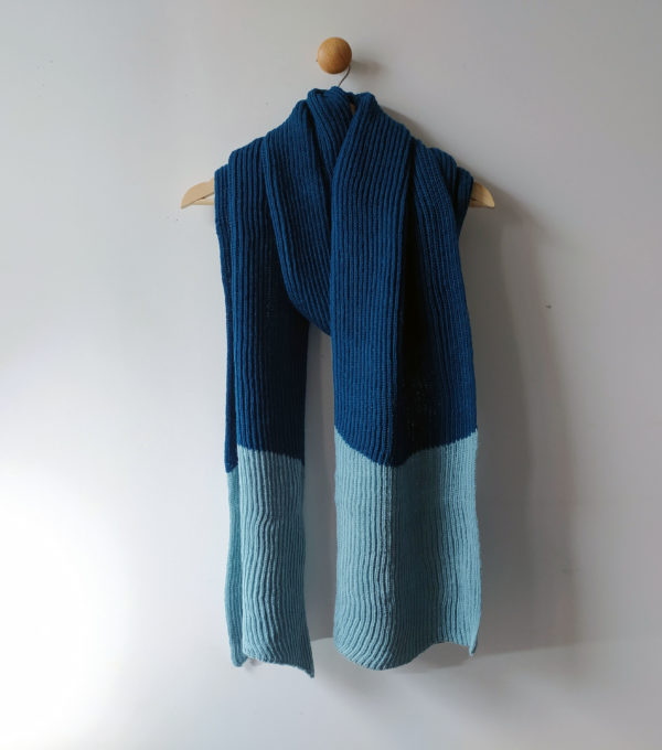 Longue écharpe bi-couleur tricotée par Charlotte Tricote. Grande, pratique, tiens bien chaud pour l'hiver.